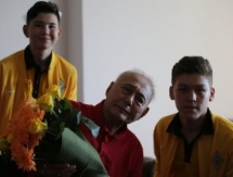 Воспитанники Академии «Кайрата» поздравили Тимура Сегизбаева