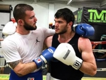 Ахмедов завершает тренировки в зале Мэйвезера