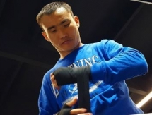 Ислам показал свои перчатки на бой с Гонсалесом