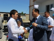 Сметов и Габидуллина получили ключи от квартир в Таразе