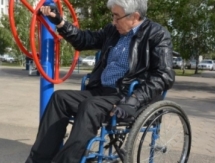 В Столичном парке появились новые тренажеры для лиц с ограниченными возможностями