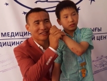 Видео трогательного момента встречи Каната Ислама с мальчиком больным ДЦП