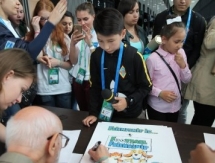 Художник Эспри подписал плакат для «Кайрата»