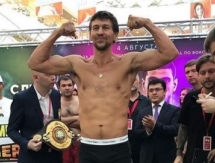 Акбербаев прошел взвешивание перед титульным боем в Сочи