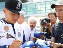 Преданные поклонники и журналисты встречали Каната Ислама в аэропорту Астаны