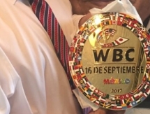 Президент WBC показал часть специального пояса для победителя боя Головкин — Альварес