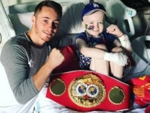 Соперник Жакиянова навестил мальчика больного раком