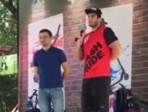 Бойцы ММА встретили участников велопробега в Алматы