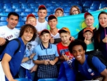 Футболисты «Челси» встретились с воспитанниками карагандинского детдома