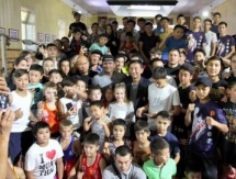 Легенда муайтай из Таиланда встретился с юными тай-боксерами в Алматы