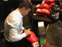 Головкин подписал сотни перчаток для VIP-болельщиков боя с «Канело»