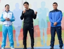 Серик Сапиев и Бахтияр Артаев провели разминку с сотней астанчан