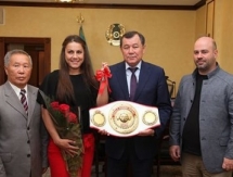 Аким Жамбылской области вручил Шариповой ключи от квартиры