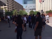 Десятки фанатов ходят возле касс в надежде купить билет на бой Головкин — Альварес