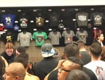 Фанаты активно покупают атрибутику перед боем Головкин — Альварес