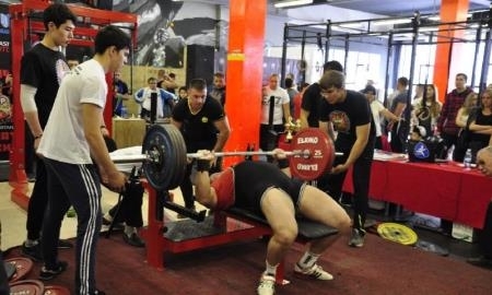 Более трехсот спортсменов участвуют на чемпионате Казахстана по пауэрлифтингу в Алматы