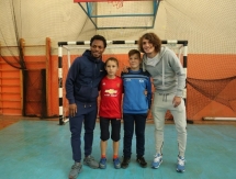 Сзоке и Айегбуси посетили Академию детского футбола «Дерби»