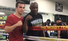 Ахмедиев провел тренировку под руководством Мэйвезера-старшего