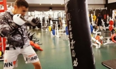 Канат Ислам продолжает тренировки в Алматы