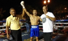 Турсынгалиев нокаутировал соперника в дебютном бою на профи-ринге