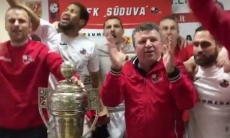 Как казахстанского тренера шампанским обливали