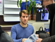 Как игроки «Барыса» поработали на заправке