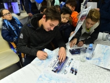 Как игроки «Барыса» поработали на заправке