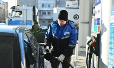 Как игроки «Барыса» поработали на заправке