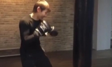 Казахстанский певец Ибрагим Ескендир готовится к бою в андеркарде Шариповой