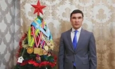 Сапиев принял новогоднюю эстафету атырауских спортсменов, нарядив елку своими медалями