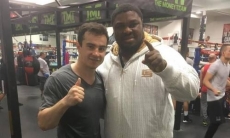 Казахстанский боксер тренируется в зале Мэйвезера-младшего