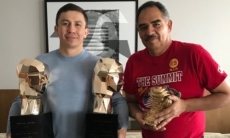 Головкин и его тренер сфотографировались с наградами форума в Сочи