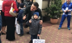 Головкин вместе с легендой бокса посетил детский дом в Сочи