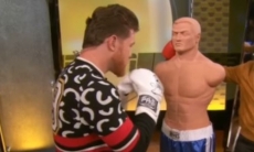 Альварес показал, как будет бить Головкина