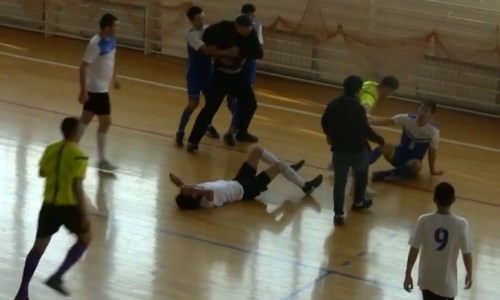 В Казахстане болельщики во время игры напали на футболиста