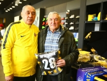 «Кайрат» вручил сезонные абонементы ветеранам клуба