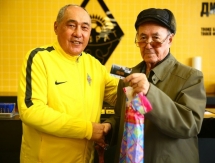 «Кайрат» вручил сезонные абонементы ветеранам клуба