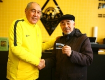 «Кайрат» вручил сезонные абонементы ветеранам клуба