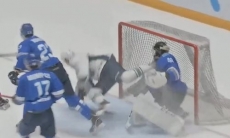 17-летний казахстанский вратарь получил удар лезвием конька по горлу