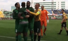 Видео удаления Аденидже в матче Премьер-Лиги «Кайрат» — «Атырау»