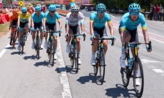 «Было очень сложно вести гонку с шестью гонщиками». Спортивный директор «Астаны» — о третьем этапе «Тура Лангкави»