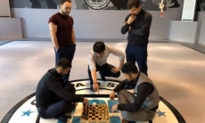 Казахстанский файтер сыграл в шахматы с Расулом Мирзаевым
