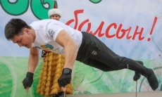 Казахстанец установил рекорд отжимания на трех гвоздях