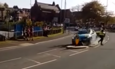 Автомобиль «Астаны» на «Туре Йоркшира» чуть не сбил человека