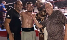 Елеусинов в третьем раунде нокаутировал американца в США