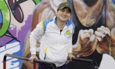 Челлендж от министра: казахстанскому депутату предложили отжаться на брусьях