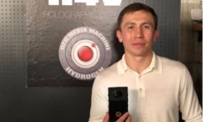 Головкин побывал на презентации нового голографического смартфона