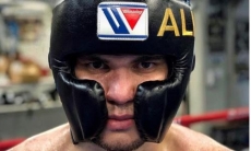 Казахстанский нокаутер тренируется в подаренной Головкиным экипировке