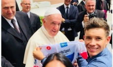 Гонщик «Астаны» подарил майку Папе Римскому