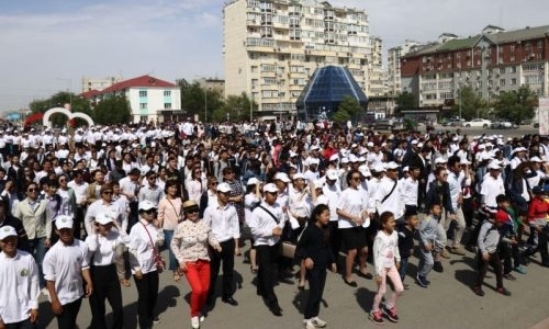 Более двух тысяч жителей приняли участие в утренней зарядке в Атырау, поддержав челлендж президента Казахстана